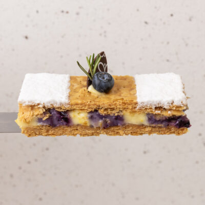 Festival DUO de 2023 massa tradicional com creme pâtissière com frutas negras e toque de limão.